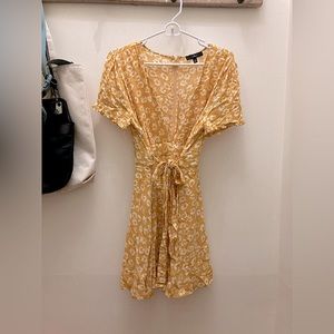 Lulu’s yellow floral dress